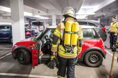 Fellbach: Rauchender Pkw im Parkhaus beim DreamBowl sorgt fuer Feuerwehreinsatz